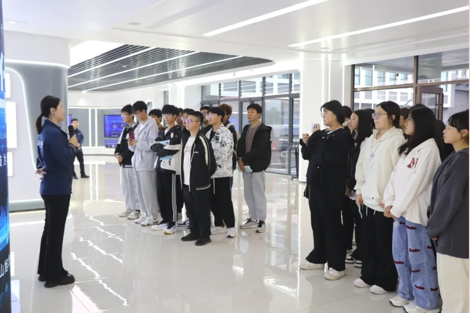 筑牢基础 展望未来 ▏唐山学院会计学院学生到U钱包APP SERVER智能参观学习